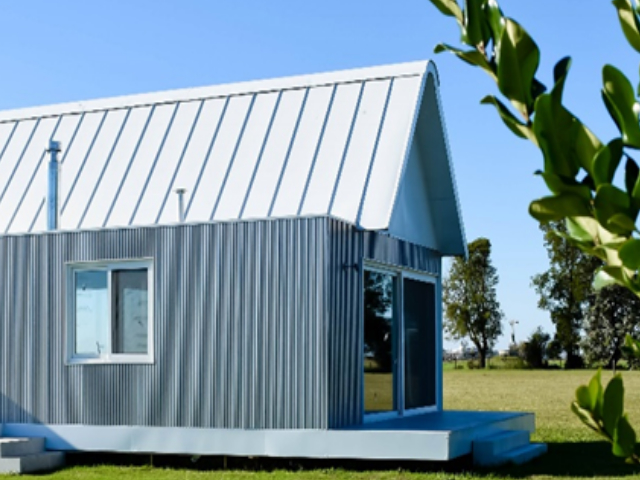 Arquitectura sustentable y construcción en seco para una casa rural con atelier