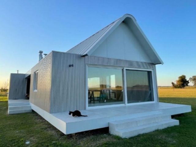 Arquitectura sustentable y construcción en seco para una casa rural con atelier
