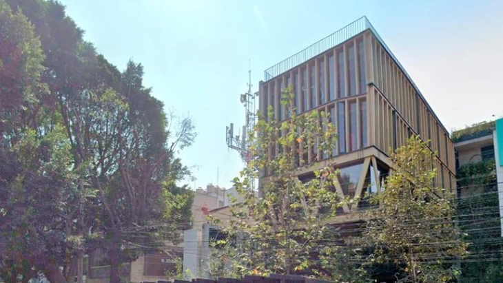 Hacia la meta de un edificio en madera