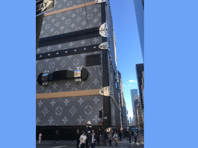 Baúles que guardan un edificio