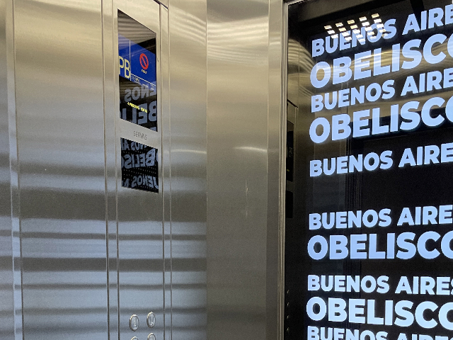 A la cima del obelisco en un ascensor panorámico