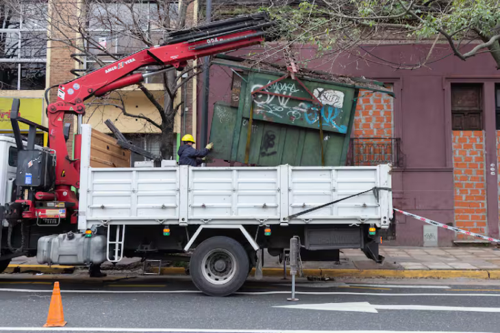 Retiro de puestos de diarios y flores abandonados