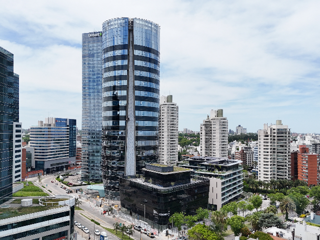 El mega desarrollo de US$ 220 millones que redefine el centro corporativo de Montevideo