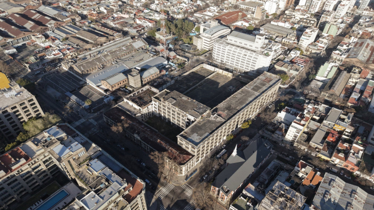 Un desarrollo de usos mixtos a partir de una planta industrial en Barracas