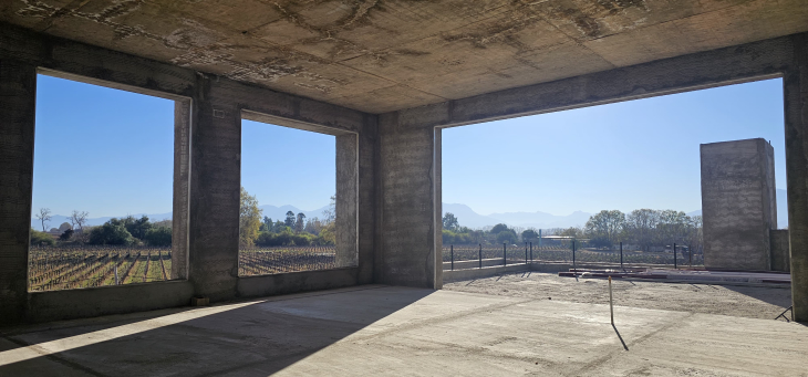 Entre viñedos y montañas, una arquitectura abierta hacia el paisaje